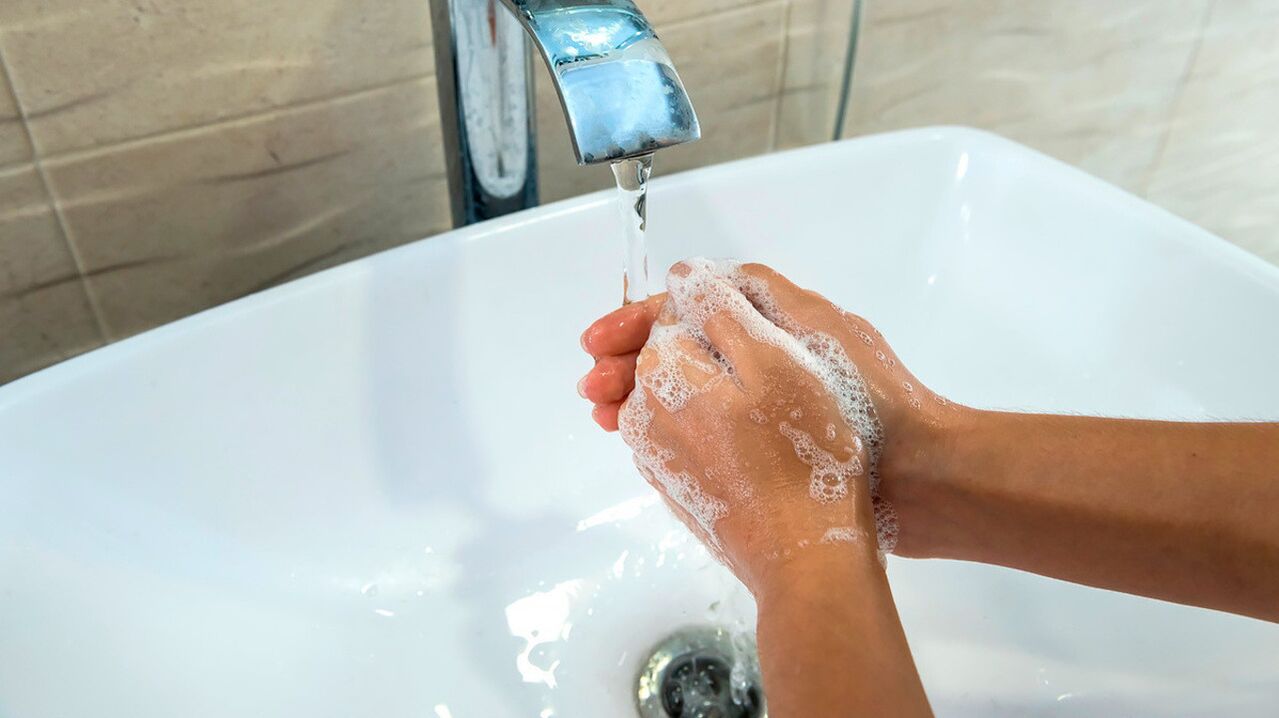 Vienkāršākais noteikums helmintozes profilaksei ir vienmēr mazgāt rokas ar ziepēm un ūdeni. 