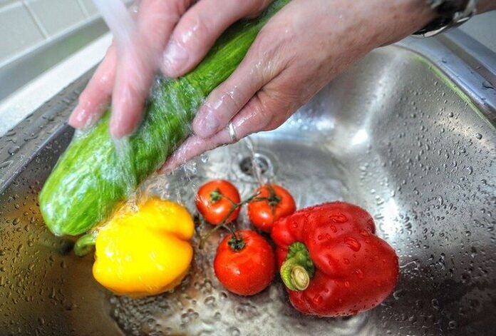 Lai novērstu parazītu infekciju, dārzeņus pirms ēšanas nepieciešams mazgāt. 